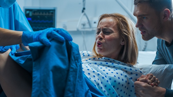 femeie naste pe patul de spital