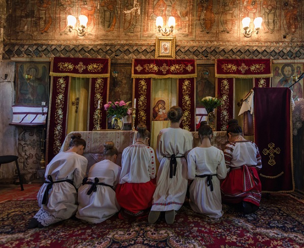 sase copii se roaga in biserica