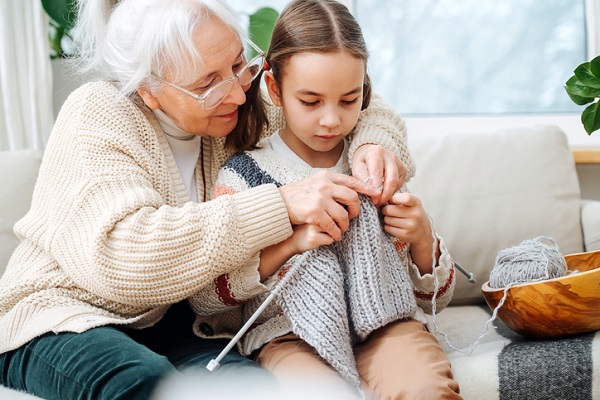 bunica isi invata nepoata sa tricoteze