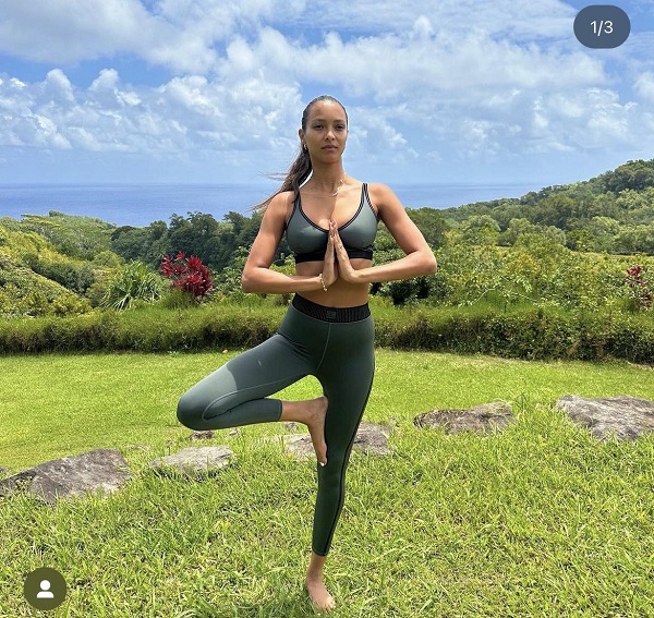 femeie face yoga in natura