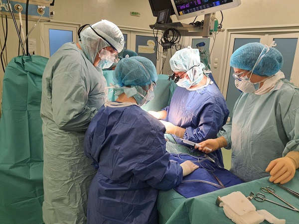medici si asistente in sala de operatii