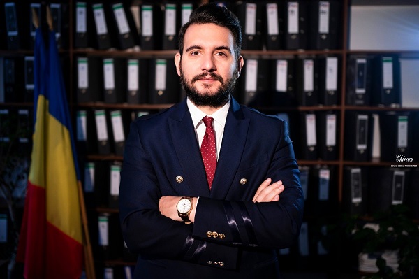 avocat inconjurat de dosare cu steagul Romaniei in spate