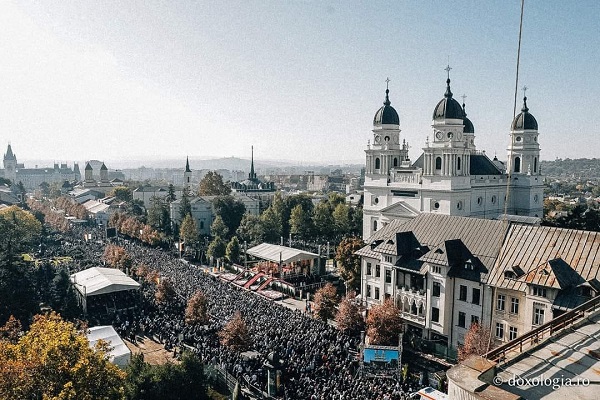 catedrala de la iasi multime de oameni