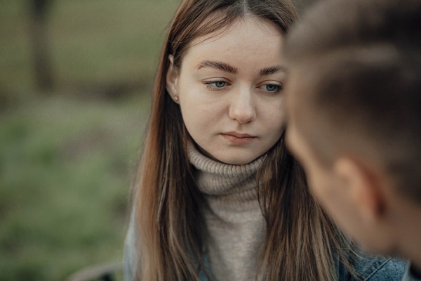 femeie trista se uita in ochii unui barbat