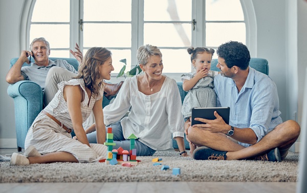 mama tata fetita si bunici in aceeasi casa