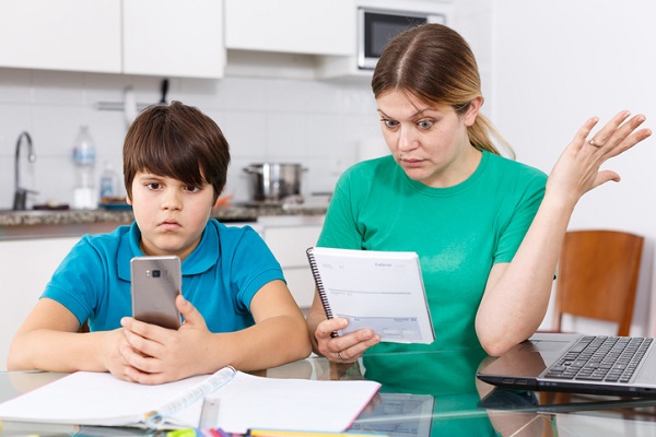 mama se uita surprinsa pe foaie fiul se uita pe telefon