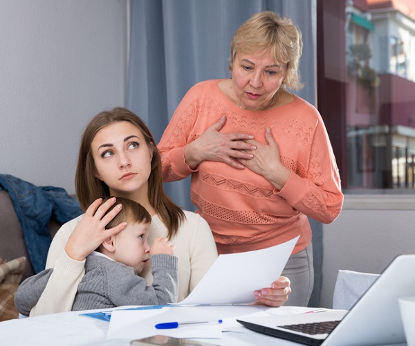 mama isi tine copilul in brate bunica in spate