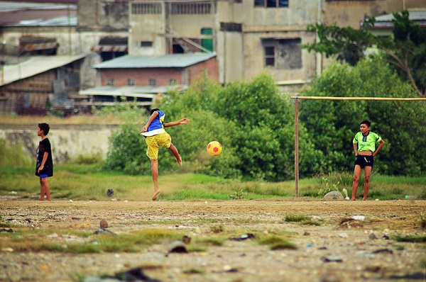 copii joaca fotbal