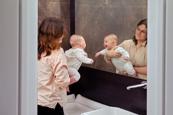 femeie cu copil in oglinda