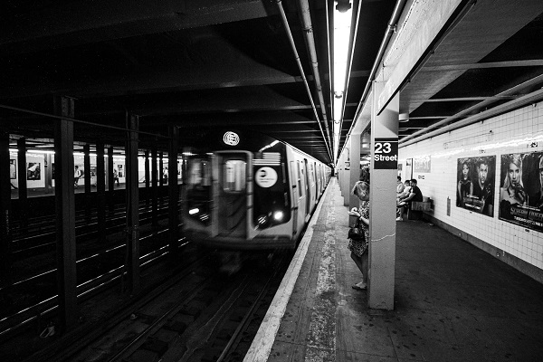 metrou foto alb negru