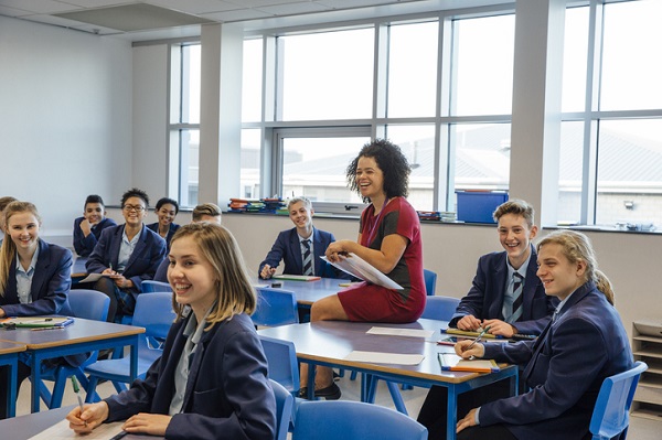 adolescenti in sala de clasa