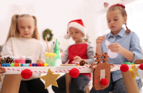 copii in sala de clasa pregatesc cadouri craciun