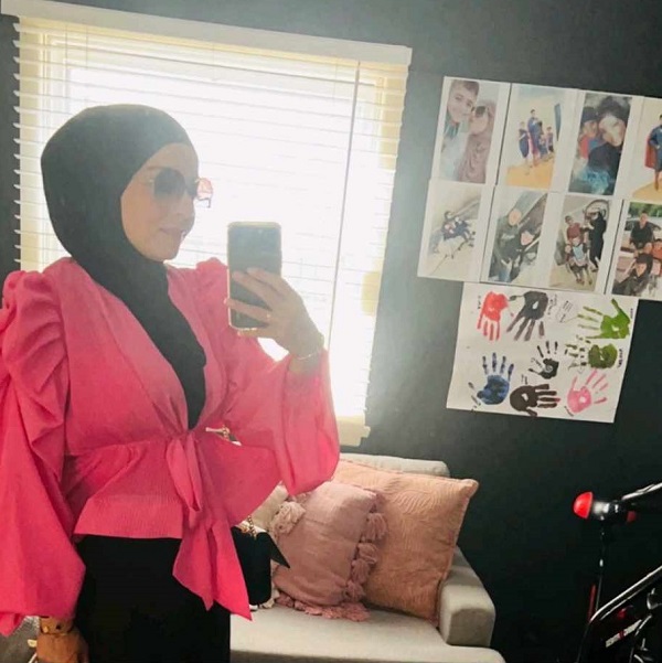 femeie musulmana selfie