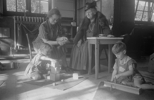 maria montessori cu copii