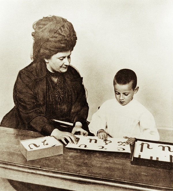 maria montessori cu un baiat