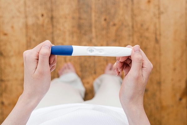 femeie test de sarcina in mana