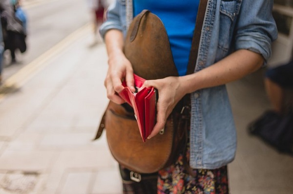 femeie portofel in geanta