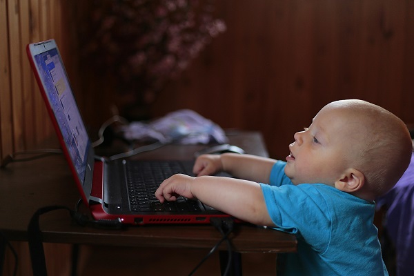 bebe pe laptop
