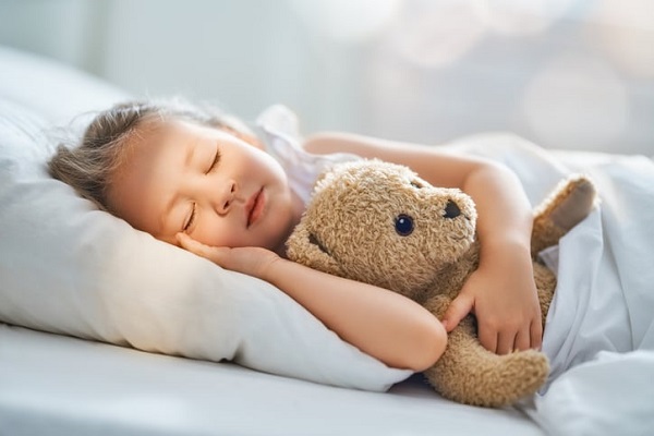 copil doarme cu ursulet
