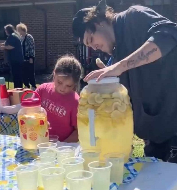 fetita vinde limonada
