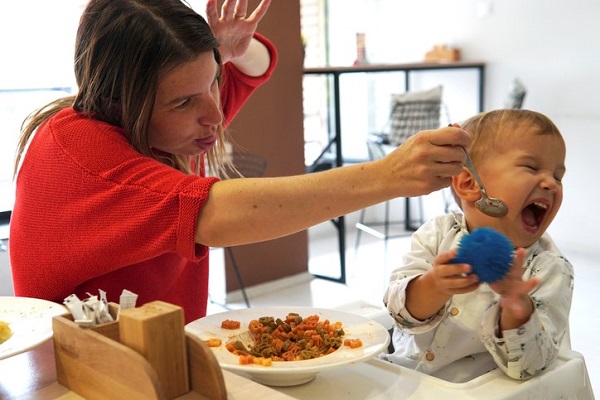 mama ii da copilului să mănânce și el refuză la masă