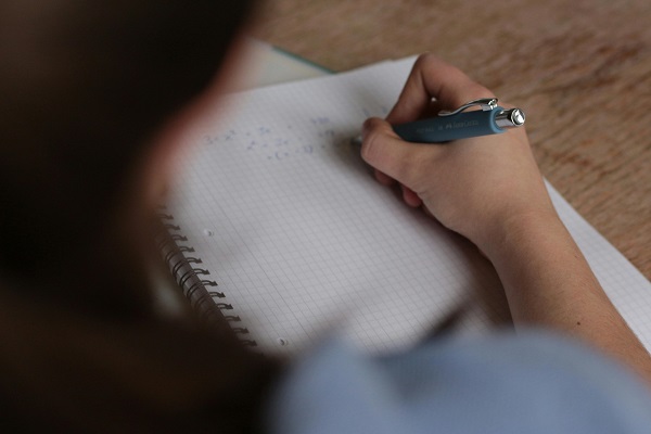 copil scrie la matematica