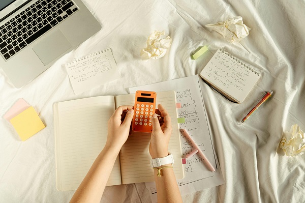 fata face teme matematica laptop calculator