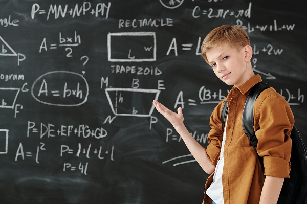 copil la tabla a rezolvat exercitii matematica