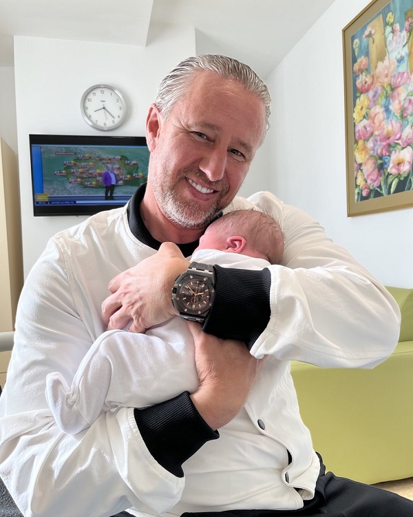 laurentiu reghecampf cu bebelus in brate