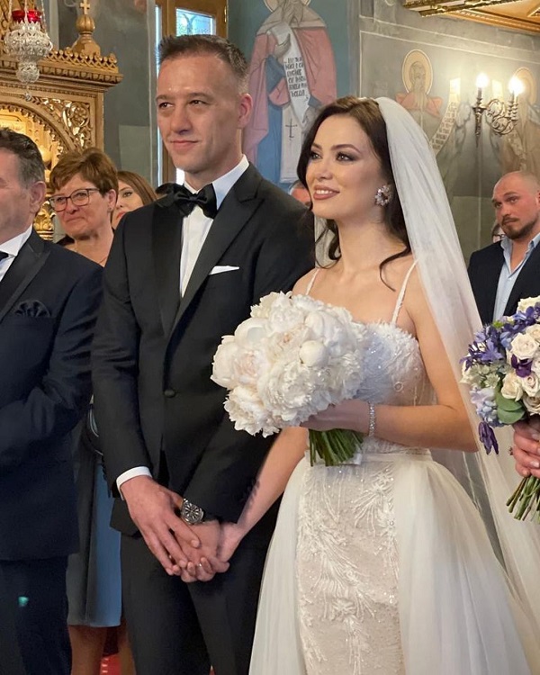 anca dumitra in rochie de mireasa in biserica isi tine de mana sotul