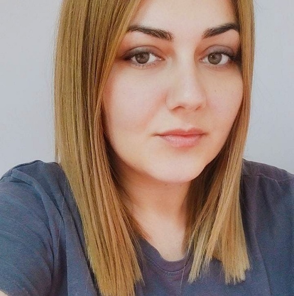 mama nataliei femeie blonda cu parul intins face selfie