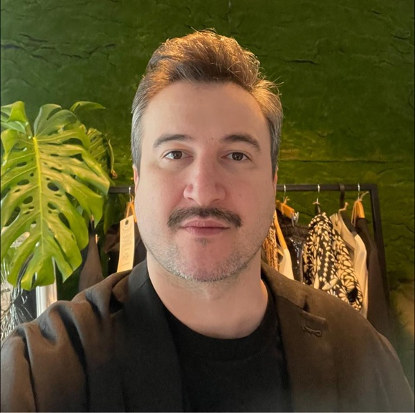 selfie facut de alex dobrescu imbracat in negru cu mustata