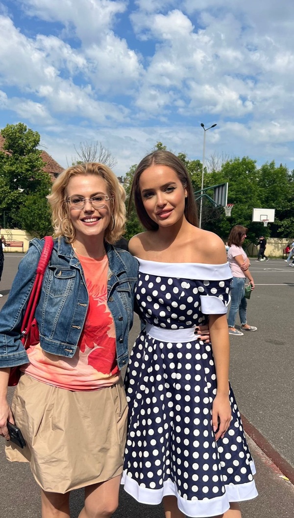 raluca moianu alaturi de fiica ei pe strada