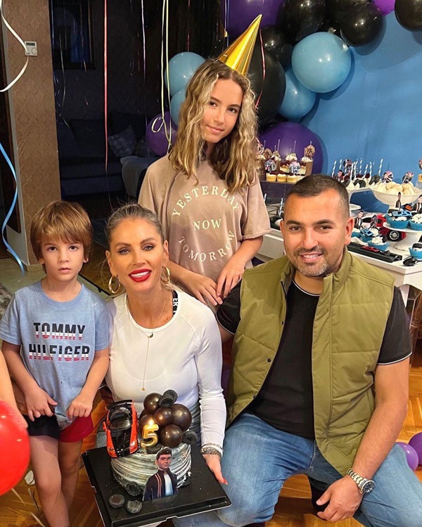 andreea banica alaturi de sotul si copiii ei la ziua de nastere a fiului noah