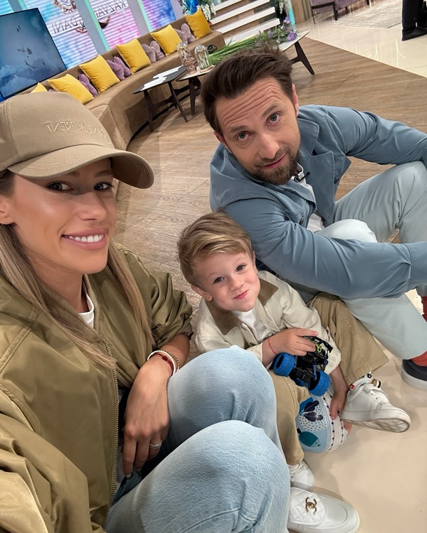 gabriela prisacariu imbracata in verde cu sapca pe cap face selfie cu sotul si copilul ei