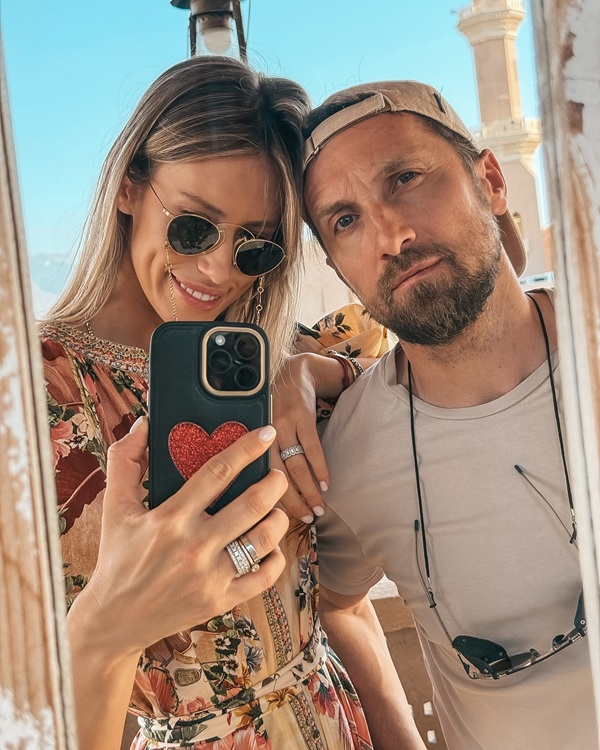 gabriela prisacariu cu ochelari de soare face un selfie cu sotul ei