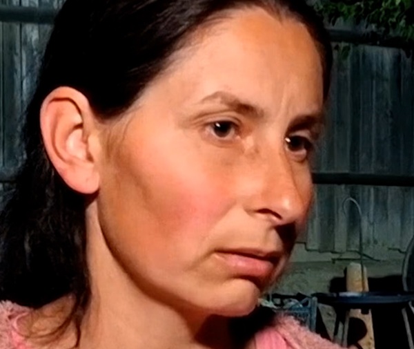 femeie cu parul prins da un interviu