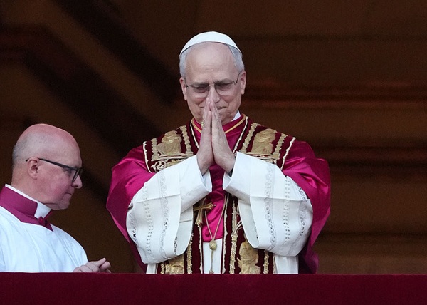 noul papa ales sta cu mainile impreunate la balcon