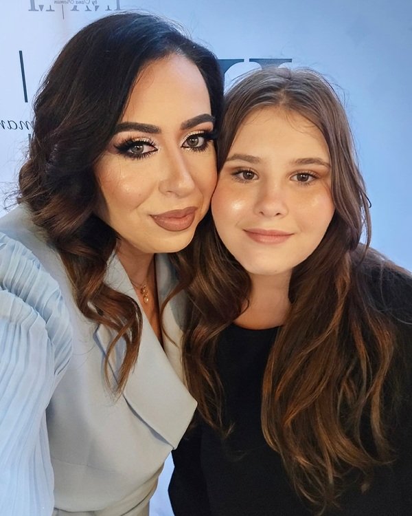oana roman in camasa alba alaturi de fiica ei isabela