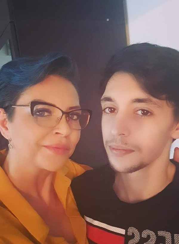eugenia serban cu ochelari de vedere si parul albastru alaturi de fiul ei