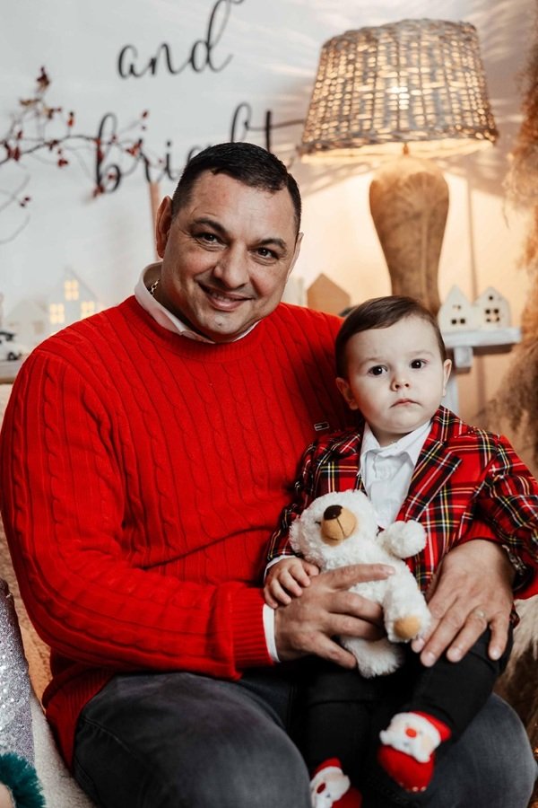 ionel ganea isi tine in brate fiul
