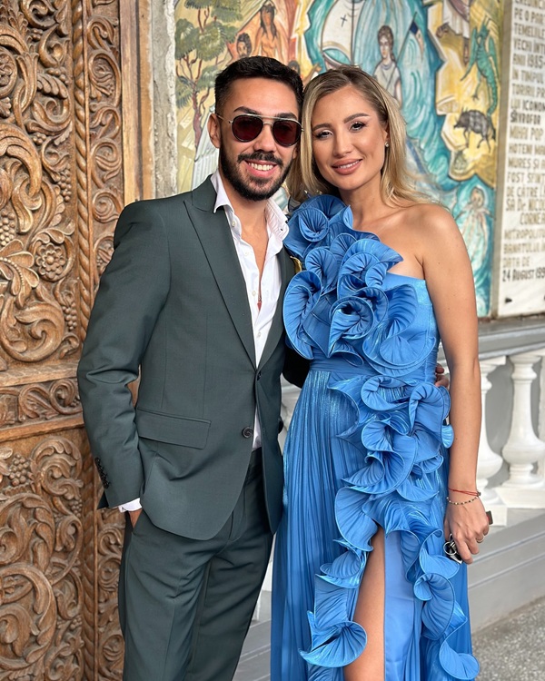 claudia puican in rochie albastra alaturi de sotul ei in biserica