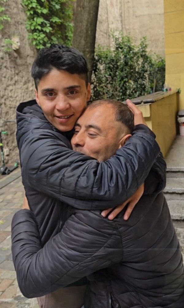 un barbat isi tine in brate strans partenera de cuplu tunsa scurt