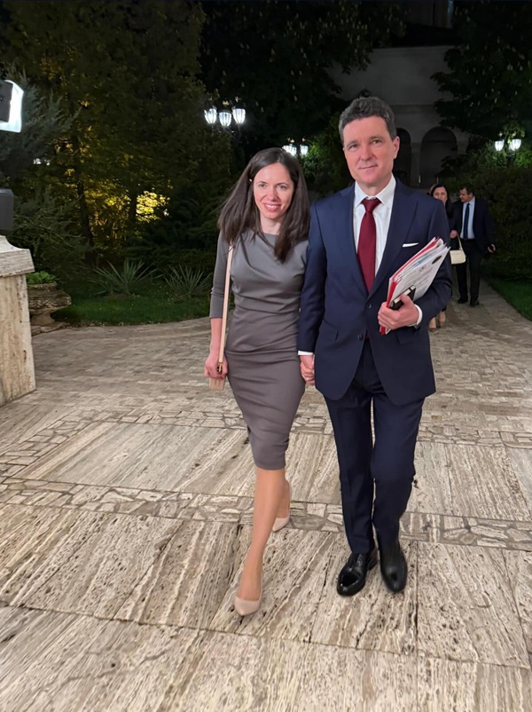 nicusor dan in costum la brat cu sotia lui in rochie midi crem