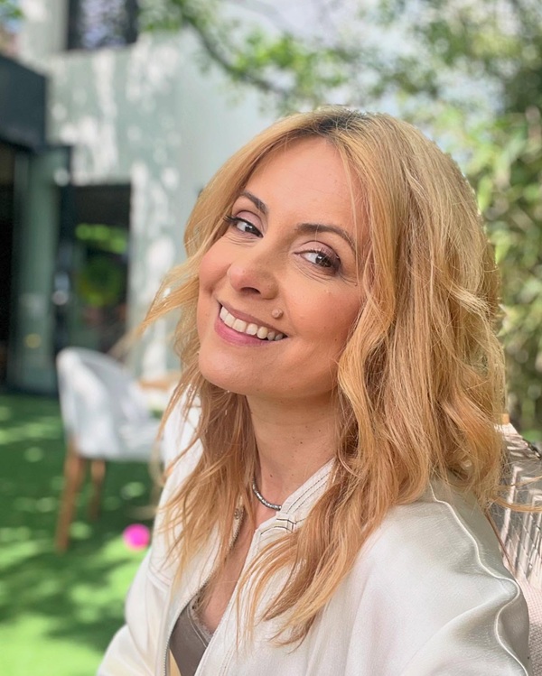 simona gherghe imbracata in alb face un selfie in natura si zambeste