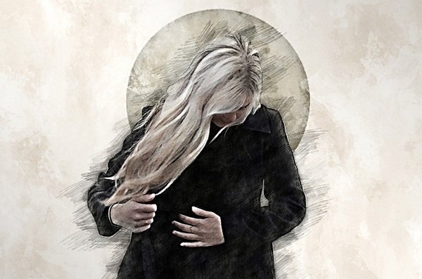 femeie cu parul lung blond imbracata in negru priveste in jos