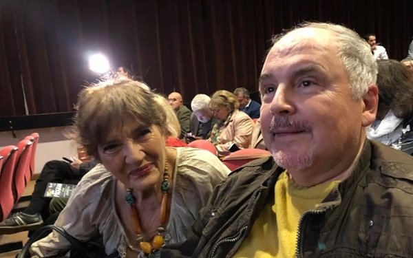 cristina deleanu cu eugen cristea intr-o sala de spectacol