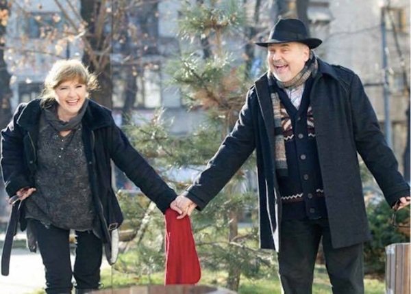 cristina deleanu si eugen cristea imbracati in negru se tin de mana pe strda