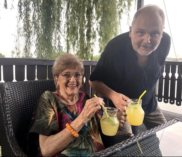 cristina deleanu si eugen cristea la o terasa cu cate o limonada in fata