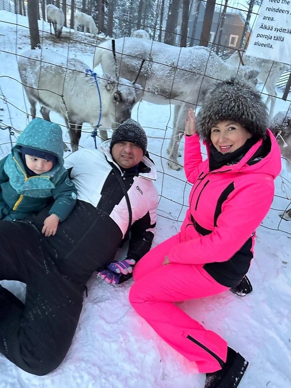 ionel ganea cu sotia lui monica si copilul lor imbracati in costume de ski si inconjurati de zapada